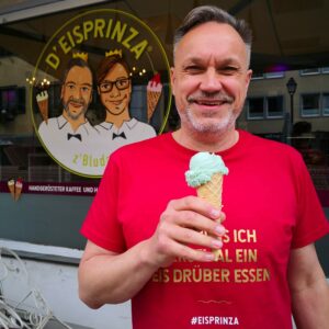 Eisprinz Mario mit Waldmeistereis auf der Tüte
