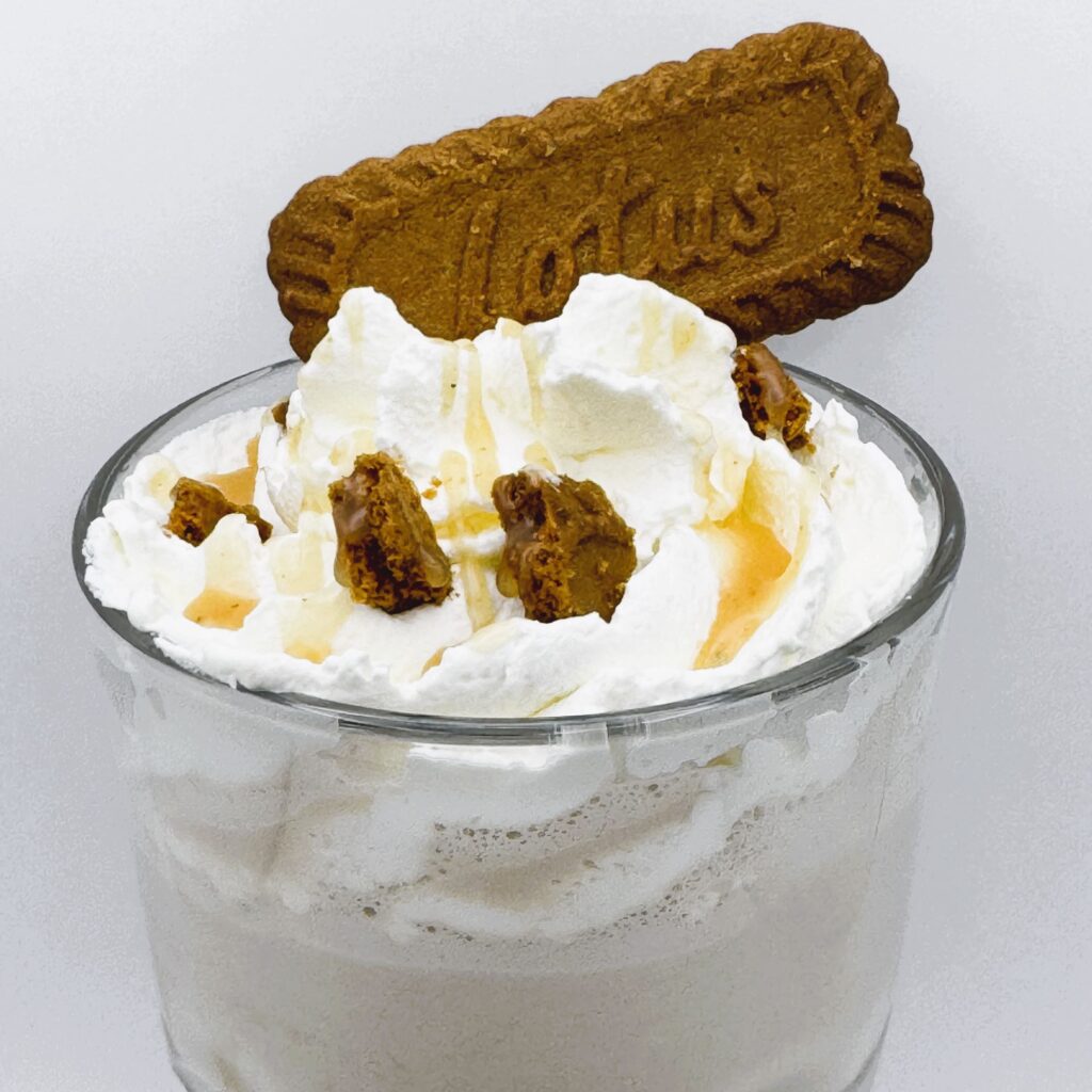 Royal Milchshake mit Biscoff® Topping und Keksstücken