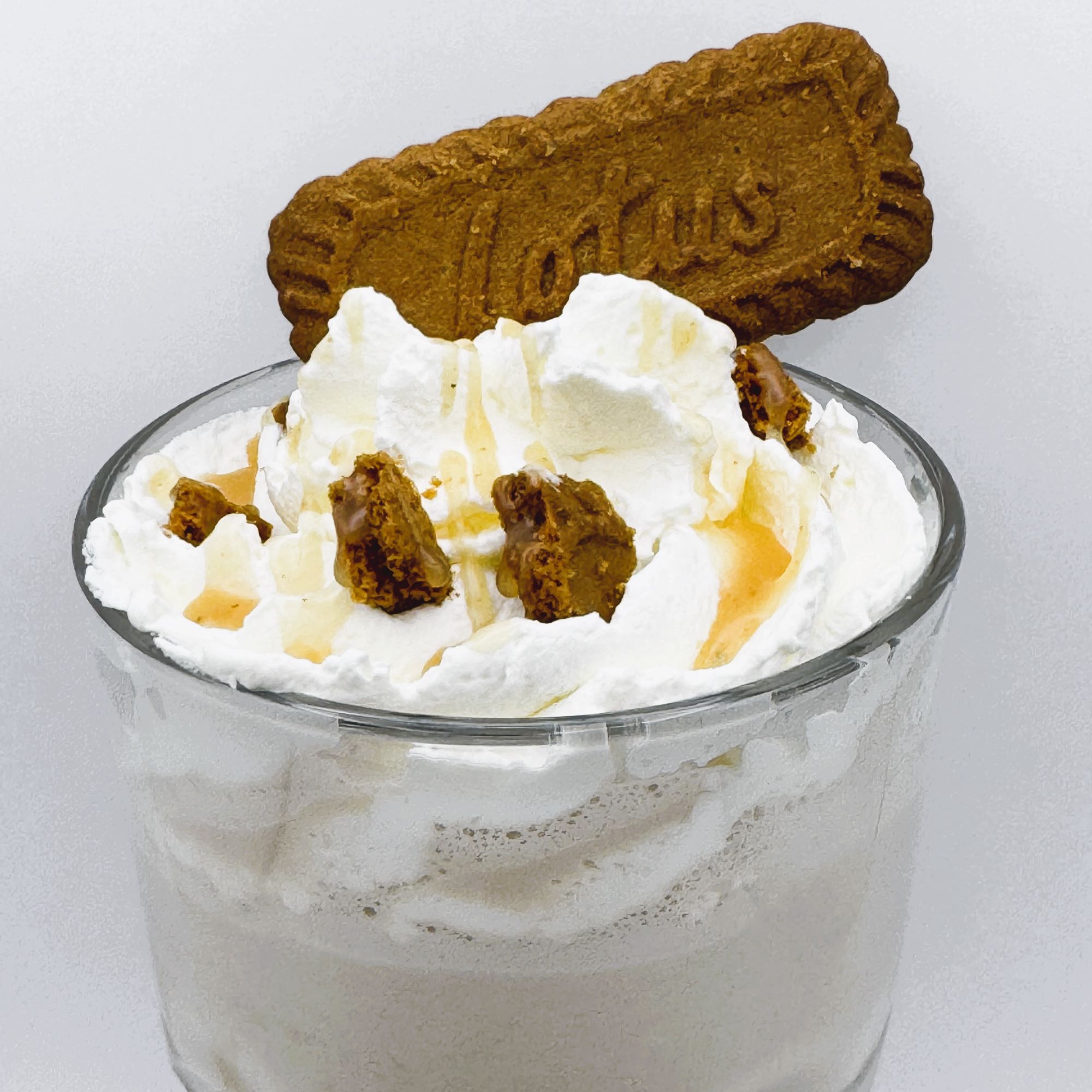 Royal Milchshake mit Biscoff® Topping und Keksstücken