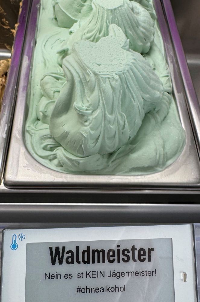 Waldmeister Eis in der Vitrine mit Sortenschild